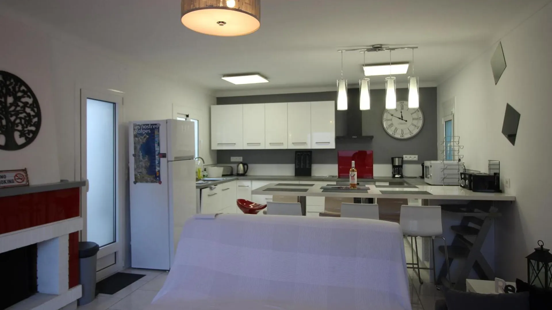 Apartment Ametllers - Apartamento Renovado Y Totalmente Equipado, Situado En Un Tercero Sin Ascensor En La Zona De La Vila - Es-228-193 Llanca Spain